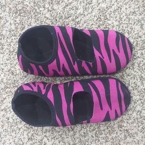 3/$30 Nufoot slip on neoprene ballet flats/maryjanes black and pink size…